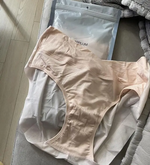 사이즈 널널하고 소재도 부드러워서 편하게 입을 수 있을 것 같아요 지금은 살짝 큰데 