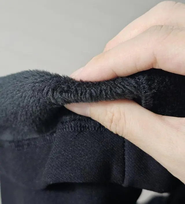 밍크 안감이 부드러워요. 밍크안감이지만 많이 두껍지는 않아요.
