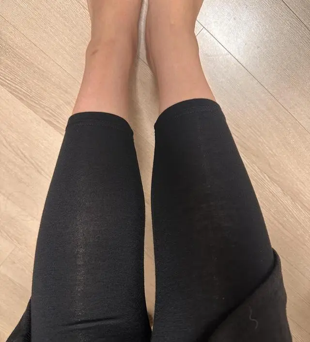 기모입었더니 기모치마랑 정전기나서 얇은거로 시켰어요. 정전기 안생겨서 좋아요! 길이