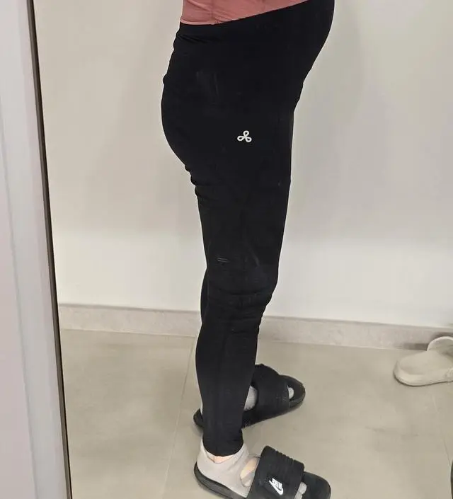 64kg입니다. 길이는 괜찮은데 레깅스가 쫀쫀하지 못한거 같아요. 특히 등부분. 필테를 