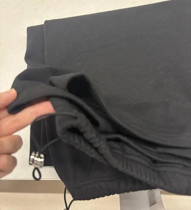 밍크안감이라 겨울바지라생각하고구매했는데 원단이 너무얇아요ㅜㅜ 겨울에 단품으로 입