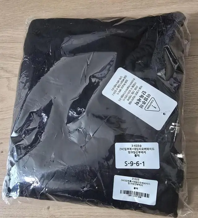 잘도착했습니다! 아직 입고 나가보지는 않았는데, 허리조절끈이 불편하지 않았으면하네