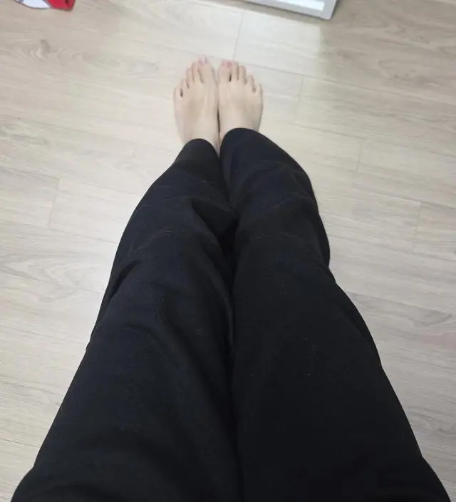 기모 들어있어서 겨울에 따뜻하게 잘 입을것같아요! 질질 끄는거 싫어서 짧은거 샀는데