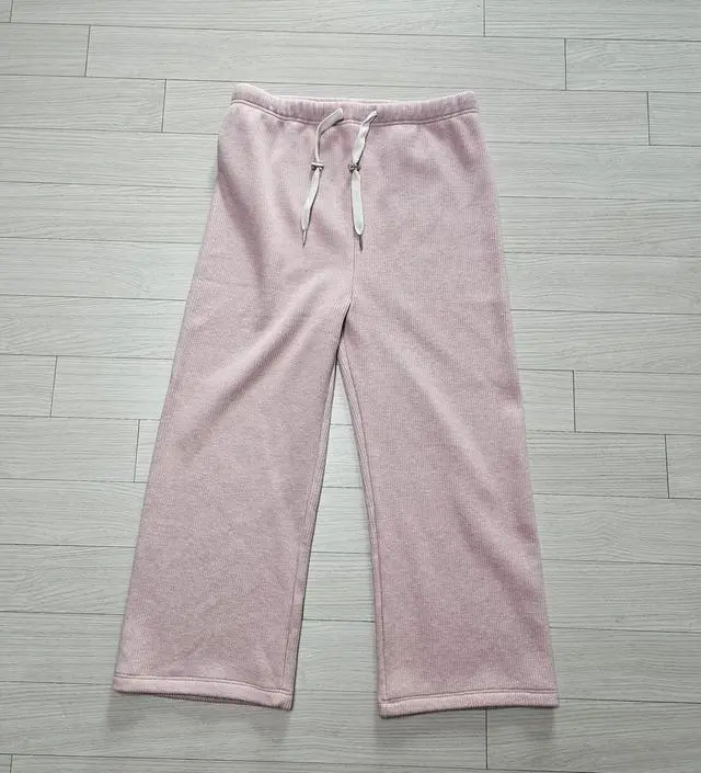 신축성이 좋은 옷이 아니라 착용시 조금 뻗뻗한 느낌이 있고 무겁습니다. 겨울에 입기 