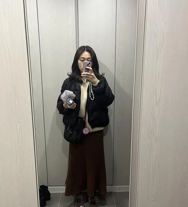 배 편하게 휘뚜루마뚜루 입고싶어서 삿는데 진짜로 편하고 날씬해보여용ㅎㅎㅎ 
