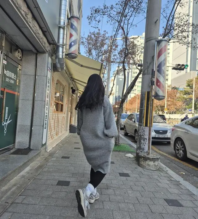 따뜻한데 기모 없는 일반 레깅스보다는 배 쪽이 타이트한 것 같아요. 배쪽이랑 다리쪽 