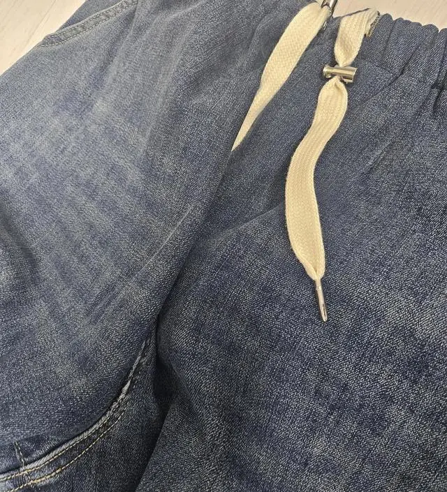 생각보다 바지통이 넓어서 약간 당황했어요. 그래도 고무줄로 줄이면 돼서 배가 점점 커