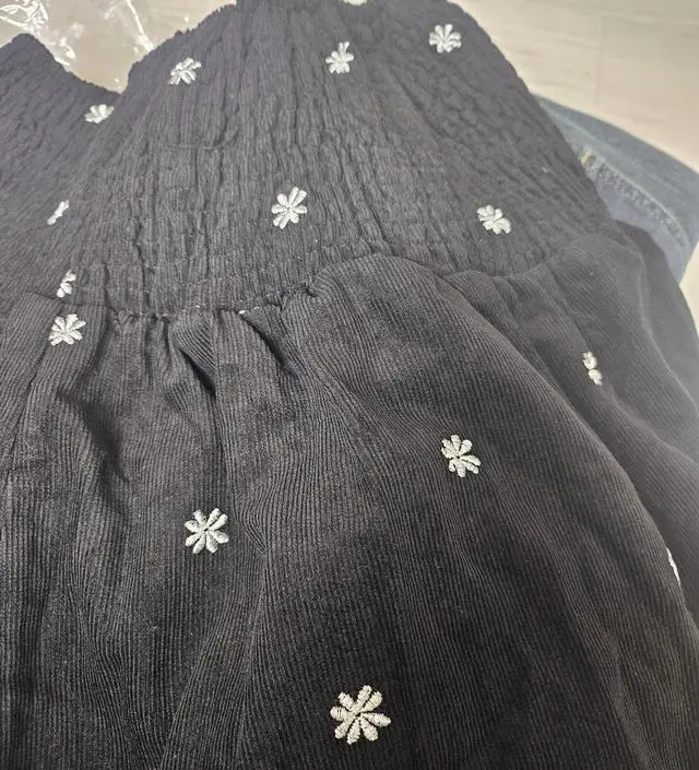 포장지 열었을 때 다른 옷이랑 다르게 냄새가 나네요ㅎㅎ 어차피 한 번 빨아서 입을 거