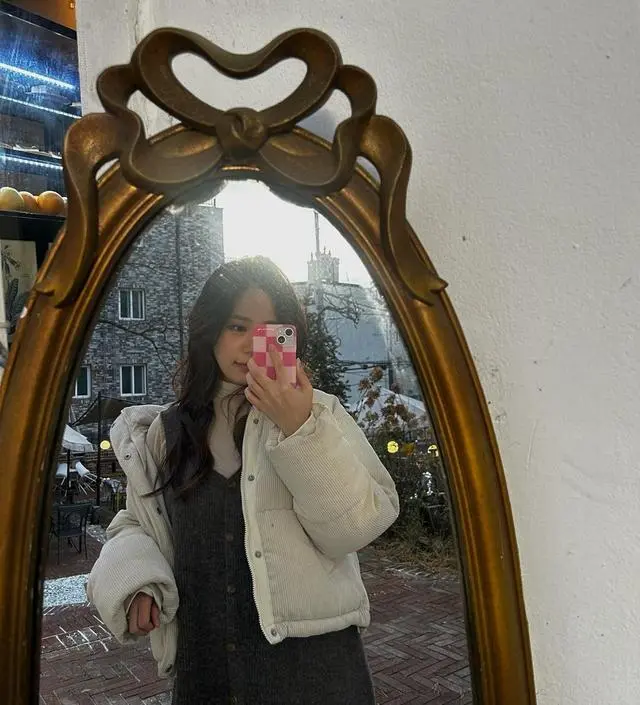 받을땐 좀 냄새가 나서 세탁해서 입었구요 옷 이뻐요!
