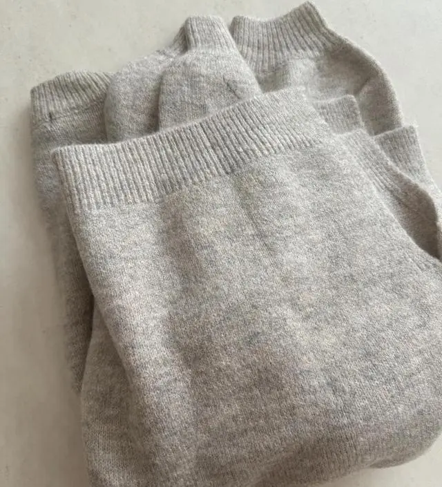 너무 부드러워요. 원래 니트 재질 조금만 까칠해도 맨살에 못입는데 이건 과장없이 입고