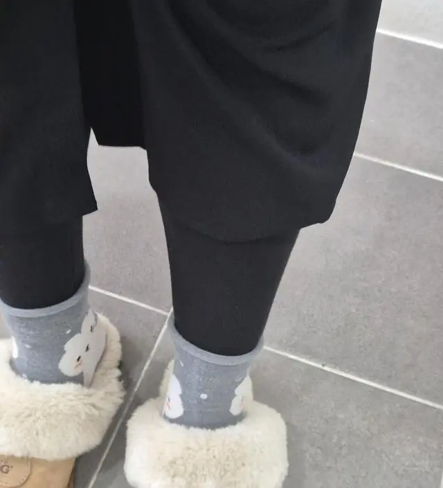 엄청 톡톡하고 부드러워요 겨울에 입기 딱 좋은 소재예요 입고 나면 살짝 자국은 남는데