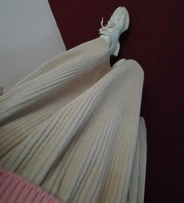 치마가 길긴하네요.
