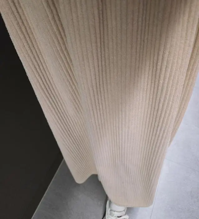 치마가 길긴하네요.
