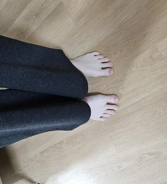 블랙 넘 편하게 잘입고있어서 한번 더 샀어요 배까지 덮어주니까 따뜻하고 부드러워요