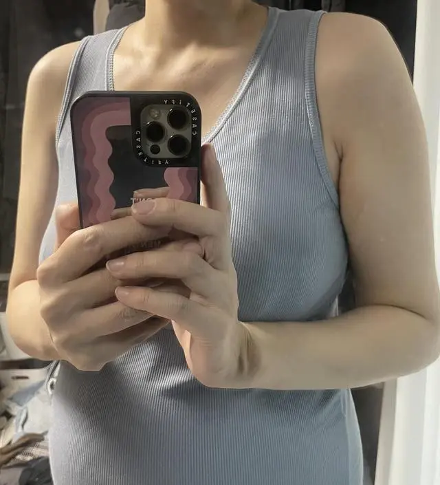 좀 크긴한데요 편하게 입기 좋아요! 가슴이 안조여서 좋긴해여~