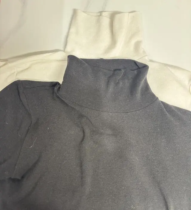 날씨가 추워져서 다른 옷들 사면서 구매했어요 피부가 예민한 편인데 안에 속옷입고 입