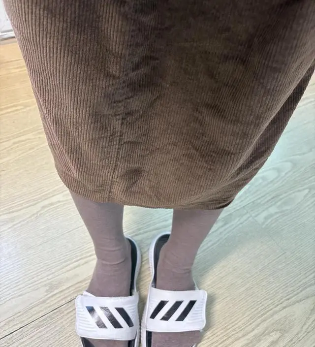 정말 편하고 따뜻해요! 색도 두개다 무난해서 막 신기 좋아요! 안에 단추로 사이즈 조절