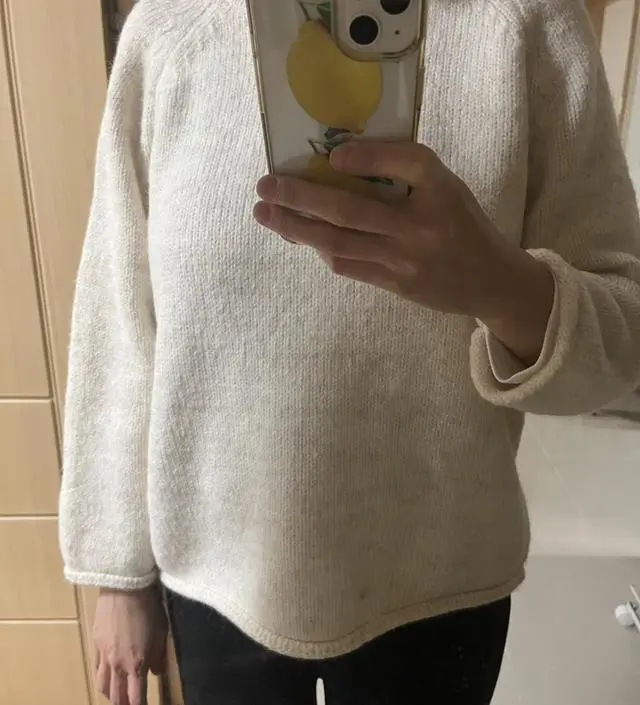 한참 기다려서 받았어요. 15일은 기다린듯. 따뜻한데 제 기준 팔 좀 짧아요(팔목에서 끊