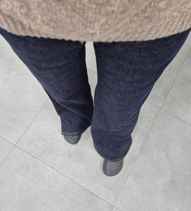 진청 색감 너무 이쁘고 잘 산듯해요. 22주차 58kg 이여서 XL가 조금 큰 감이 있는데 위