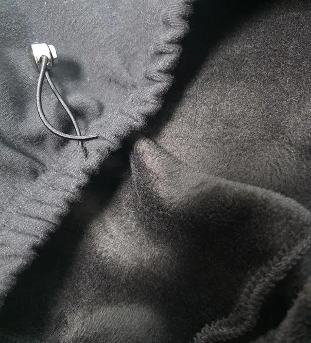 기본버전을 교복처럼 입고 다녀서 구매했어요. 기모버전은 조금 작은 것 같긴해요 그래