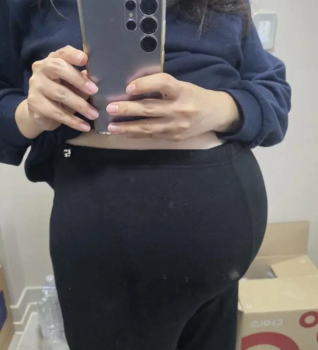 기본버전을 교복처럼 입고 다녀서 구매했어요. 기모버전은 조금 작은 것 같긴해요 그래