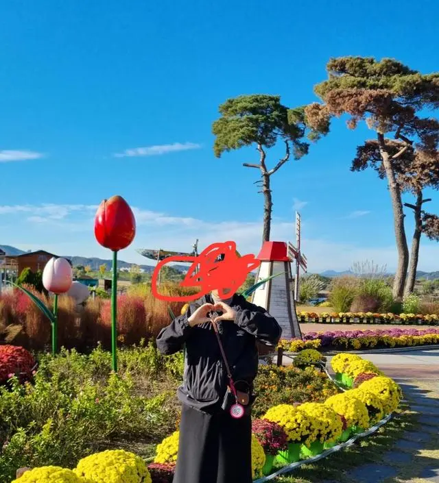 음…. 따뜻하긴 한데 일단 치마라서 한겨울엔 레깅스나 타이즈 필수로 입어야 할것 같아
