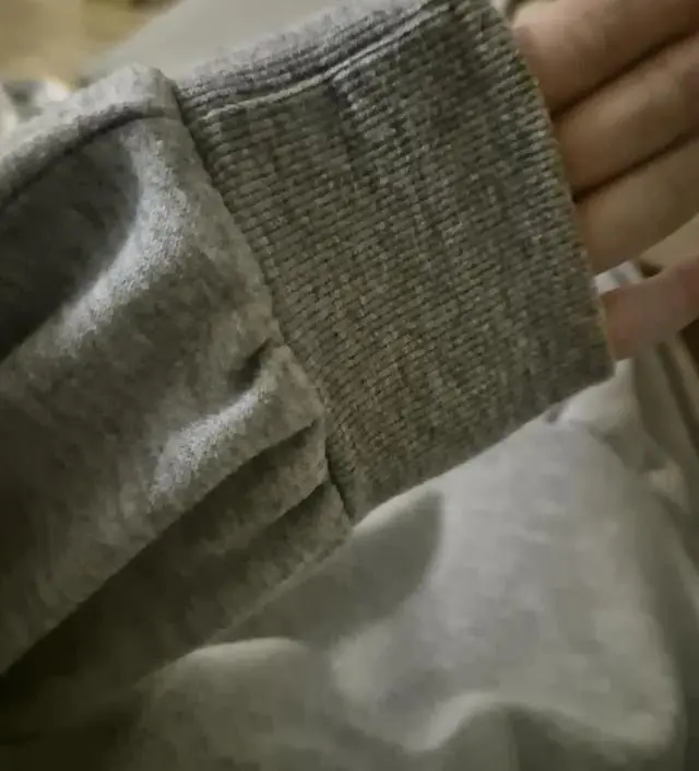 165기준 종아리까지 와서 넉넉하고 팔부분이나 폼이나 조임이 하나도 없어요. 손목부분