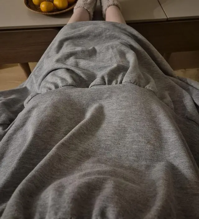 165기준 종아리까지 와서 넉넉하고 팔부분이나 폼이나 조임이 하나도 없어요. 손목부분