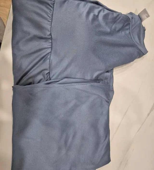 소재가 부드러워서 좋고 무난히 입기 좋은 것 같아요.