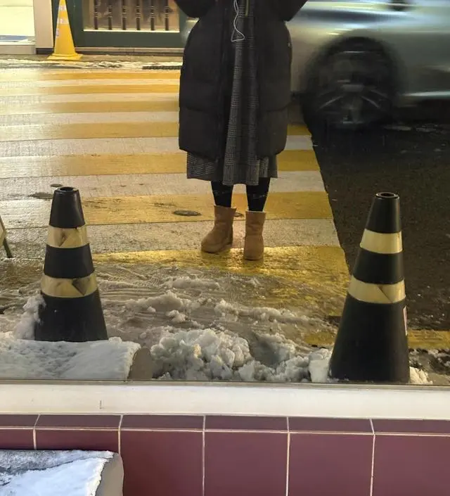 무겁다는 리뷰가 있었어서 걱정했는데 제 기준으로 생각보단 무겁지 않았어요. 도톰하고