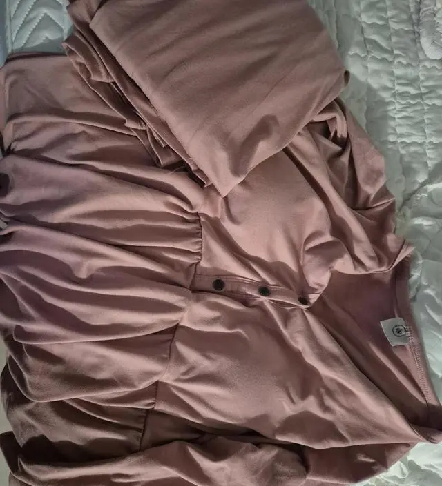 촉감이 부드럽고 잘 늘어나서 임산부한테 아주 좋은 수유복이에요! 출산 후에도 잘 입을