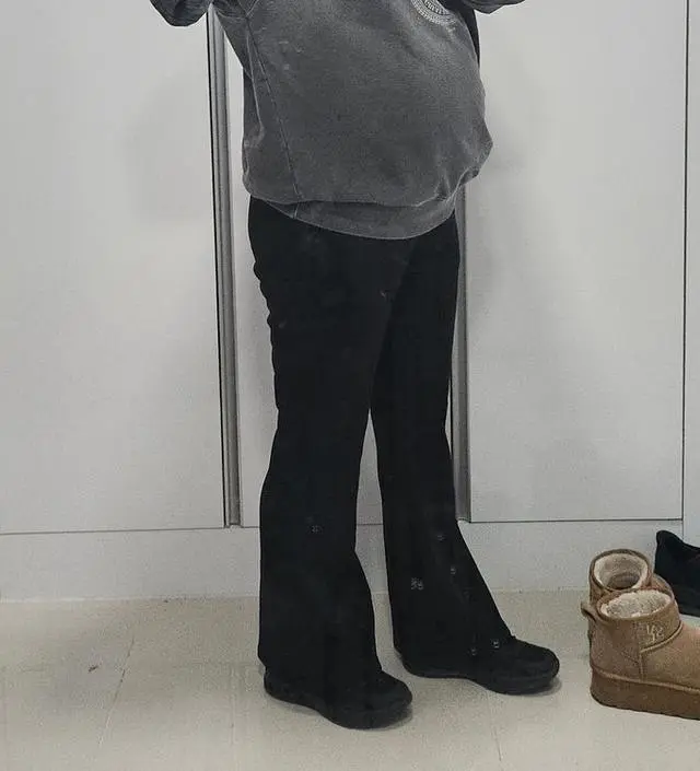 얇은 버전 잘 입고 있었는데, 겨울 되니까 추워져서 기모버전도 구매했어요. 핏이 너무