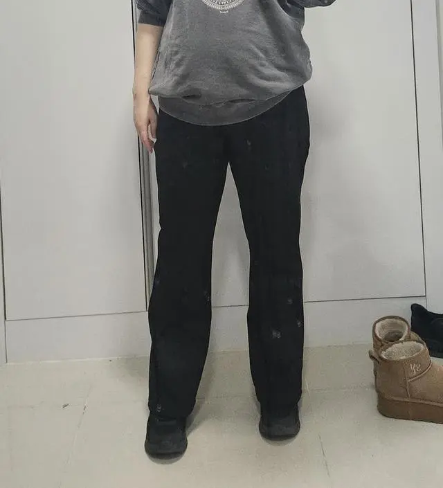 얇은 버전 잘 입고 있었는데, 겨울 되니까 추워져서 기모버전도 구매했어요. 핏이 너무