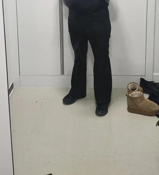 얇은 버전 잘 입고 있었는데, 겨울 되니까 추워져서 기모버전도 구매했어요. 핏이 너무