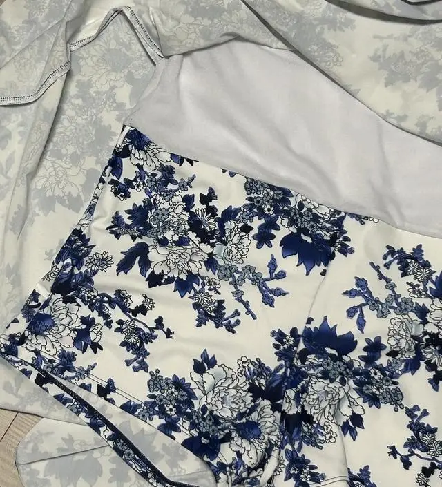 옷이 넉넉하고 핏이 예뻐요. 배 부분이 이렇게 되어있어서 특히 편해요! 