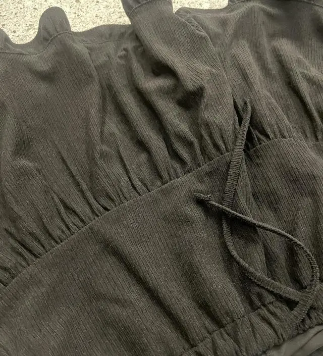 제일 기대많이했는데 아쉬워요 배가 딱맞아서.. 2번사이즈사기엔 기장이 넘길어서 1번샀