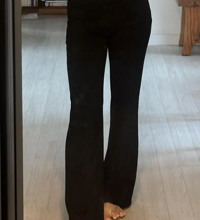 18주차라 배가 슬슬 나와서 원래 입던 바지들이 너무 불편하더라구요. 배만 편하면 좋겠