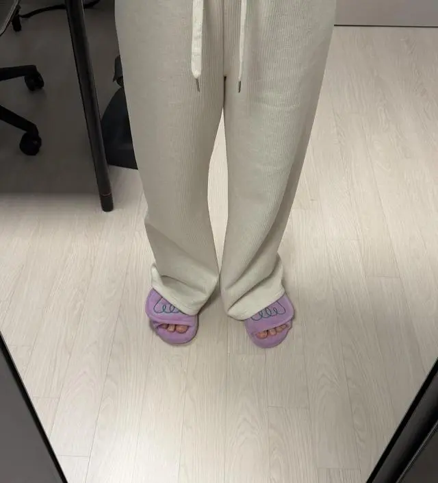 바지 따뜻해서 좋아요. 츄리닝 대용으로 구매했는제 후뚤마뚤 입어요. 임신 후에도 입을