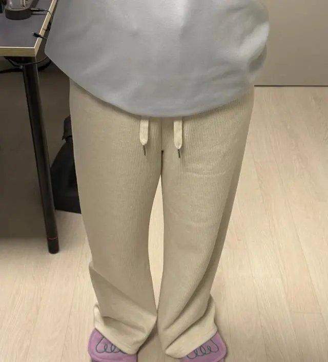 바지 따뜻해서 좋아요. 츄리닝 대용으로 구매했는제 후뚤마뚤 입어요. 임신 후에도 입을