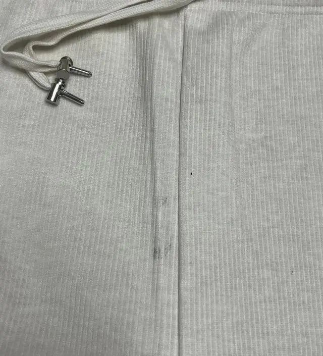 바지에 뭐가 묻어서 왔네요,, 문의글 작성하는 곳을 몰라서 후기로 남깁니다 ㅠㅠ 입기