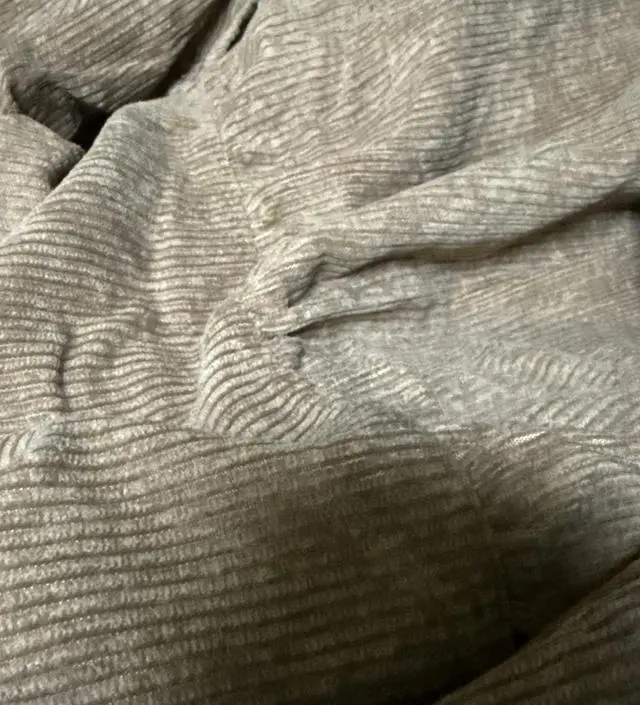 구김이 좀 져있고 단추도 많긴한데 
