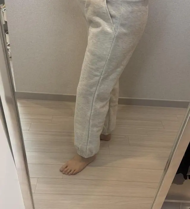 베송좀 기다리다 받았어요. 키 163인데 살짝 긴듯해요.기모치고는 살짝 얇은거같아요. 