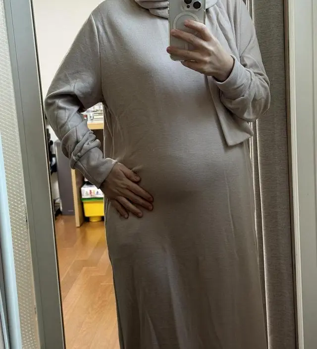 촉감이 부드럽고 머플러가 있어서 고급스럽고 따뜻해요. 색감은 베이지컬러 그 자체예요