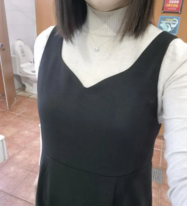 엄청 편하구 우아해요 *_* 길이도 길어서 따숩고 가슴쪽 라인이 이뻐요. 단점은 털 붙은