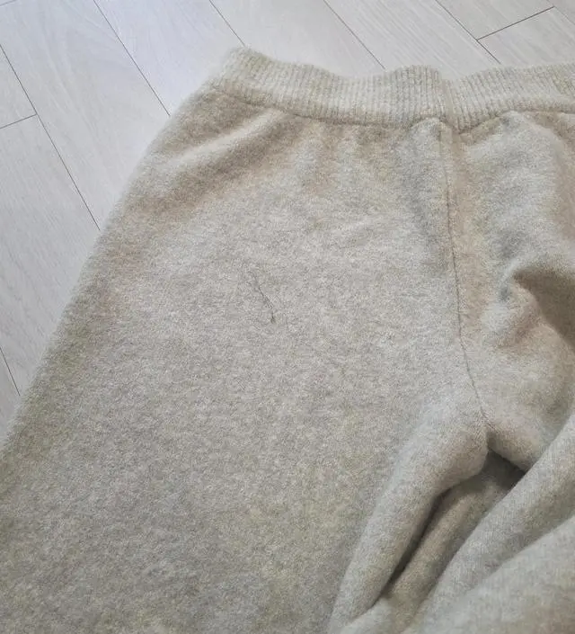 누가 입던 옷을 보냅니까. 포장도 비닐도 안 씌워져 있어서 당황했는데 머리카락 엉킨 