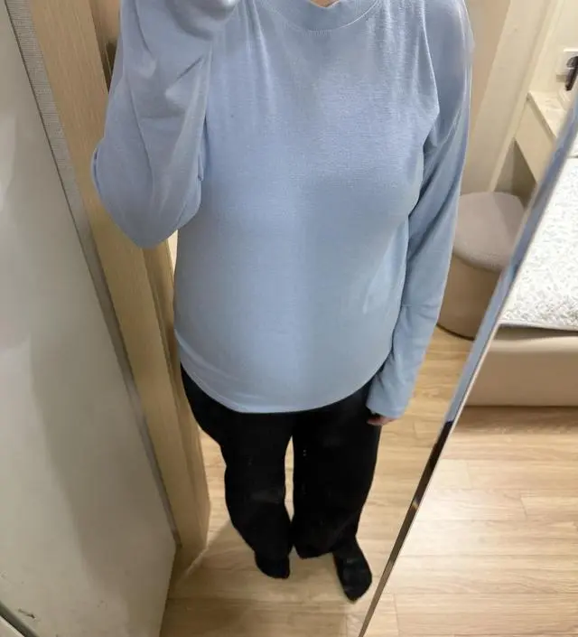 재질도 부드럽고 사이즈도 널널해서 만삭때까지 잘 입을거 같아요. 두께도 적당해서 여