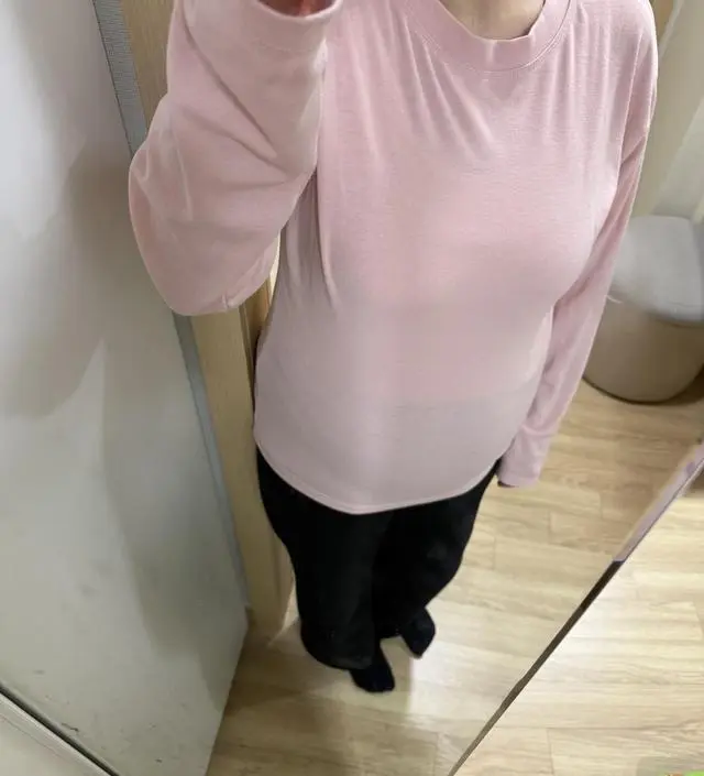 재질도 부드럽고 사이즈도 널널해서 만삭때까지 잘 입을거 같아요. 두께도 적당해서 여