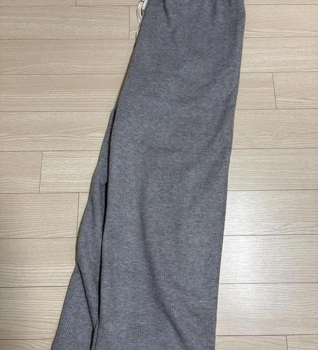 배송은 좀 걸렸지만 블랙 색상 사고 편해서 
