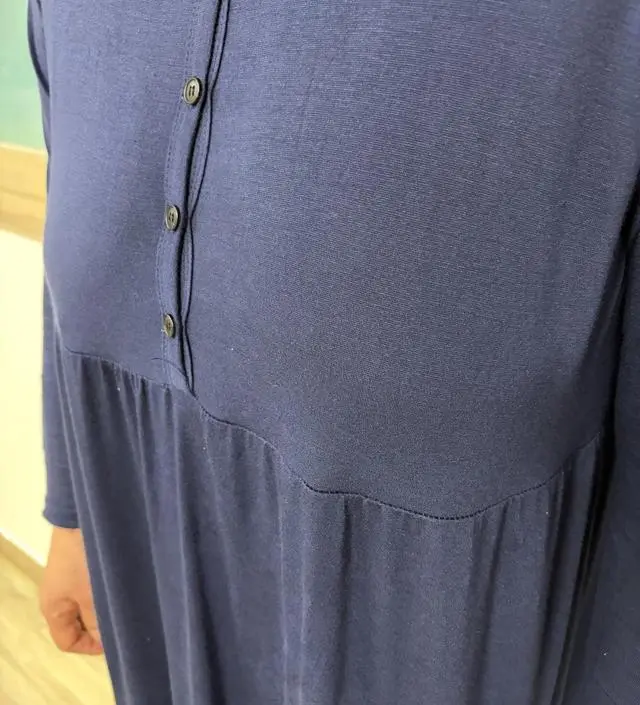 엄마 사드렸는데~ 길이도 맘에들고 사이즈도 여유있어서 좋은 것같아요! 