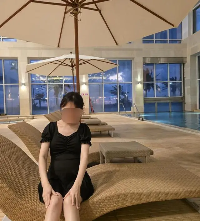 23주에 수영장가서 입었어요! 너~무 편하고 예쁘더라구요ㅎㅎ 동영상 보시면 알겠지만 